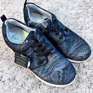 Align Nursing Sneakers Leather Gray Shoes Size 10W NWT